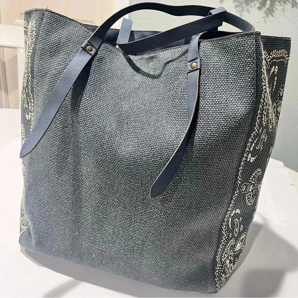 T-shirt & Jeans brand boho tote bag with tassels blue white lightweight - Picture 2 of 7